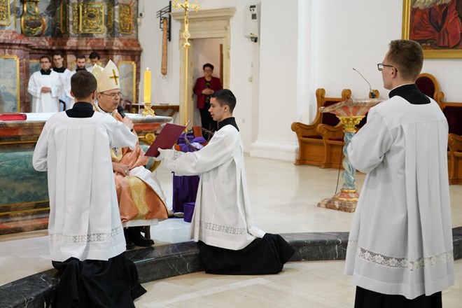 ​Bogoslov Borna Brlošić primljen među kandidate Varaždinske biskupije za sveti red